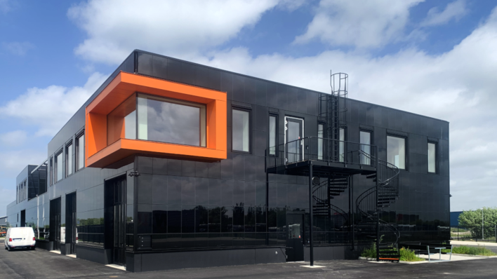 © Soltech All in black – the generated solar energy from the facade also powers electric vehicles.