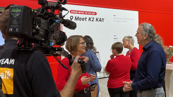 © Heiko Schwarzburger Katharina David from K2 Systems chatting to Heiko Schwarzburger.