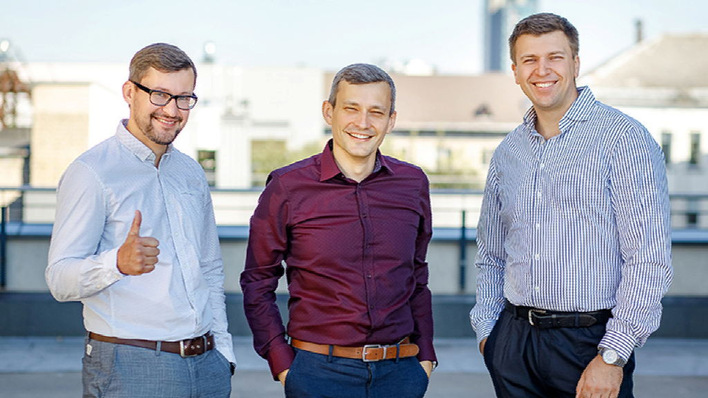 © INION Thumbs up for strong growth at Inion. Dr. Šarūnas Stanaitis pictured on the right.