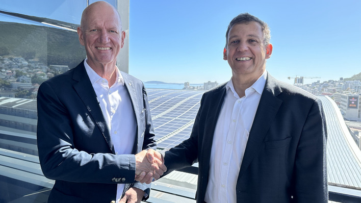 © IBC Solar Plenty of sunshine at the Cape of Good Hope – Gregor Küpper, Managing Director of Solarworld Africa (left) and Patrik Danz, CSO at IBC Solar (right).