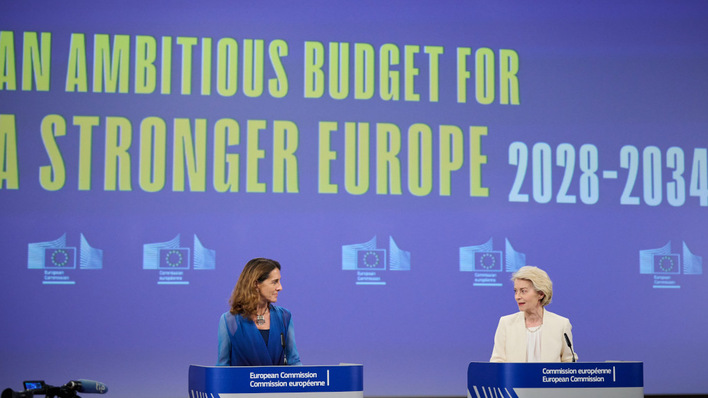 © European Commission Ursula von der Leyen, President of the European Commission, with Chief Spokesperson Paula Pinho.