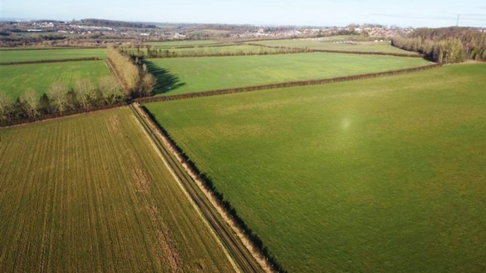 © Goldbeck Solar From empty field to intersecting futures – solar arrays and ecosystems will soon share this space.