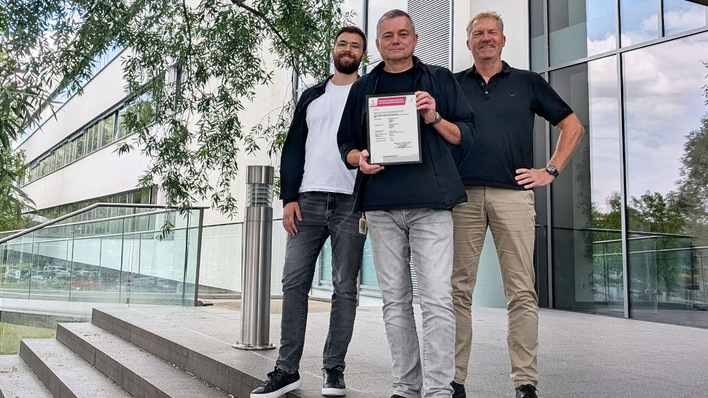 © SMA Jonas Dworak (from left), Carsten Dietrich and Dirk Schlote present the certificate confirming compliance with the ETSI EN 303 645 standard.