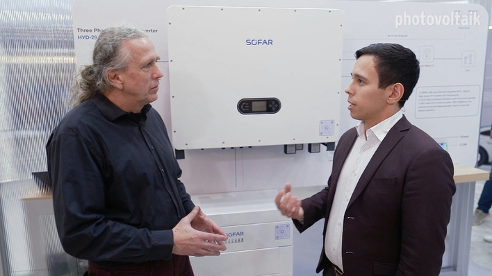 © Vorsatz Media SOFAR, so good – Kenneth Frey (right) in conversation with pv Europe editor-in-chief Heiko Schwarzburger