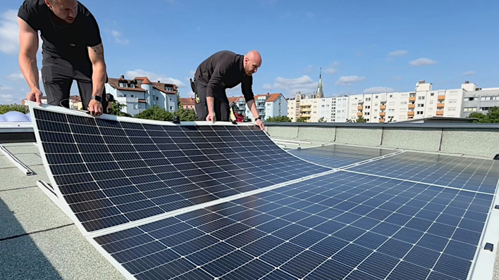 © Osnatech Bending the rules of installation – lightweight modules make it possible to install solar systems on roofs and facades with limited load-bearing capacity.