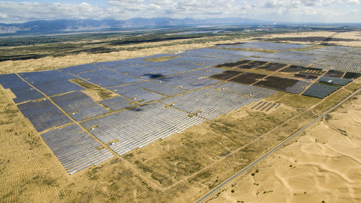 © Longi Vast solar arrays supported through international climate finance.