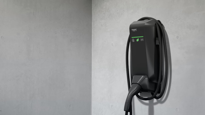 Eine schwarze Ladestation für Elektrofahrzeuge an einer grauen Betonwand. - © Solarwatt The new Solarwatt wallbox complies with calibration regulations and supports individual billing.