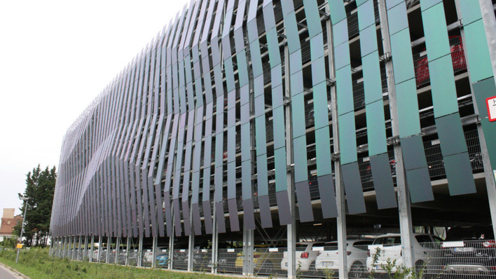 © Heiko Schwarzburger This Leipzig parking garage sports a solar façade, slashing energy costs while powering up EVs in style.