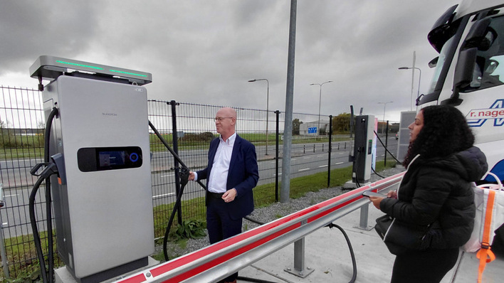 © Hans-Christoph Neidlein Erik Nagel at a Sungrow charging point close to Schiphol Airport
