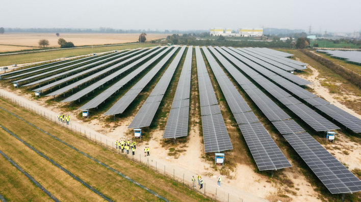 © MET Group Harvesting electrons and rice, row by row – these solar modules allow for ongoing risotto rice farming